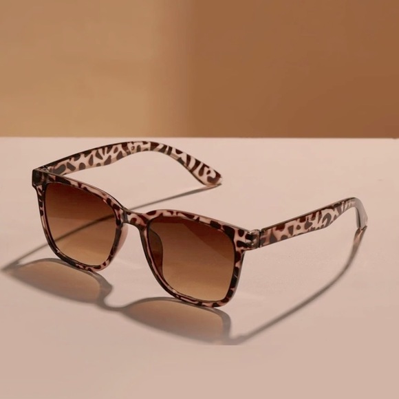 Women’s Leopard Frame Brown Lens Sunglasses Brand New!  With Case - Picture 2 of 5